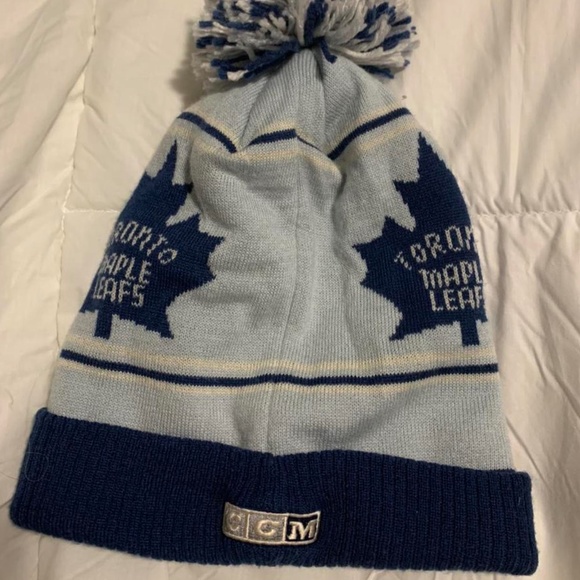 Mape Leafs Touque - Picture 2 of 2